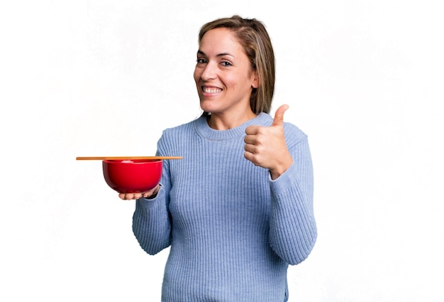 Uśmiechnięta osoba pokazująca talerz